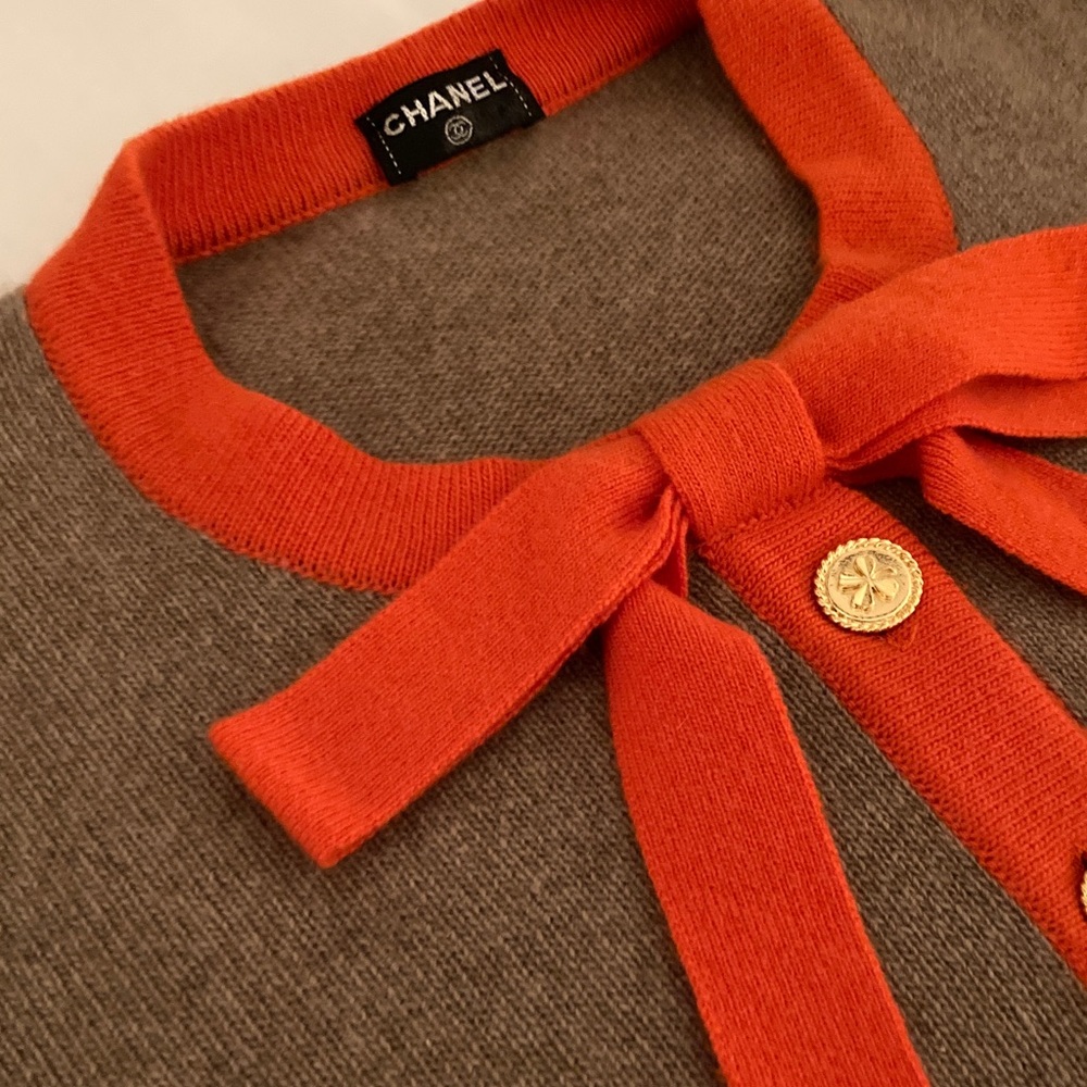CHANEL Vintage Lush Cashmere Women's Tan and Orange Sweater; Ladies size Medium - Picture 10 of 16